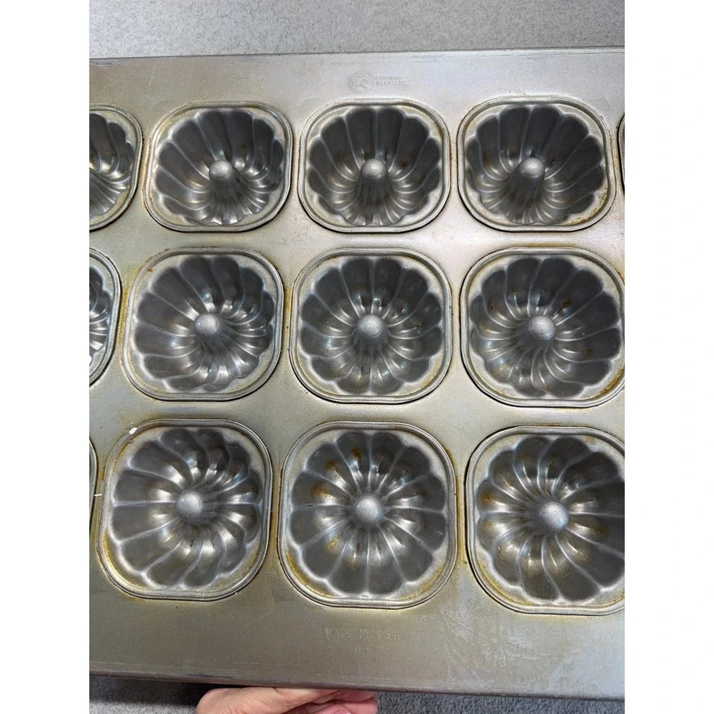 Chicago Metallic USA Mini Bundt Cake Pan 15 Cavity Commercial Bakeware 43055